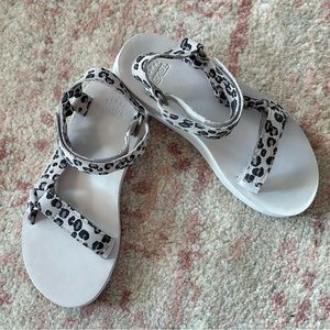 NWOB Teva Midform Size 8